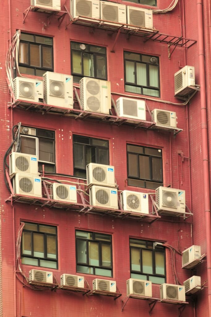 Unidades de aire acondicionado en fachada de edificio